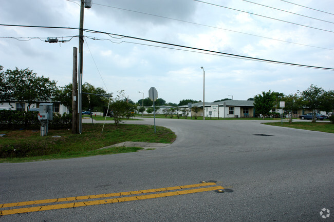 Building Photo - Crystal Lakes Manor