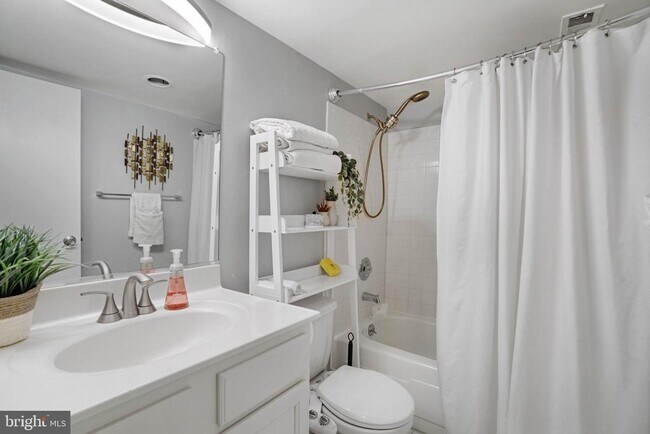 Building Photo - 4500 S Four Mile Run Dr