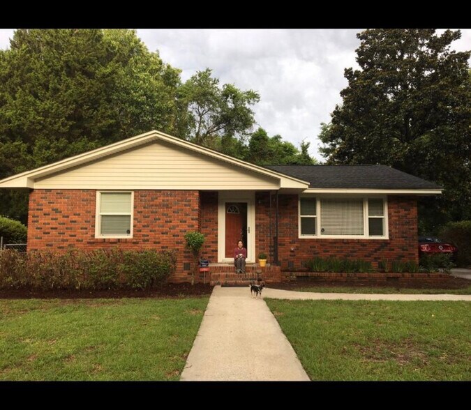 Building Photo - 721 W Sherwood Dr