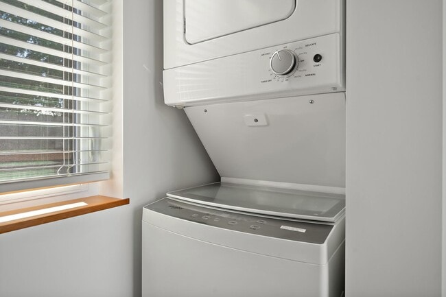 Building Photo - Morris Street Commons Modualr Living! 2/1 55+ Community Living!