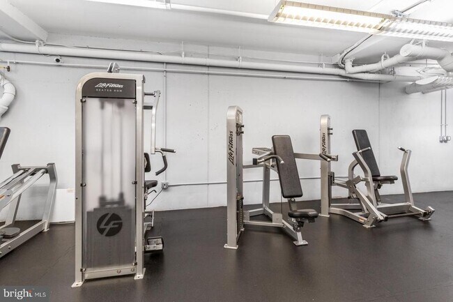 Building Photo - 1900 Hamilton St