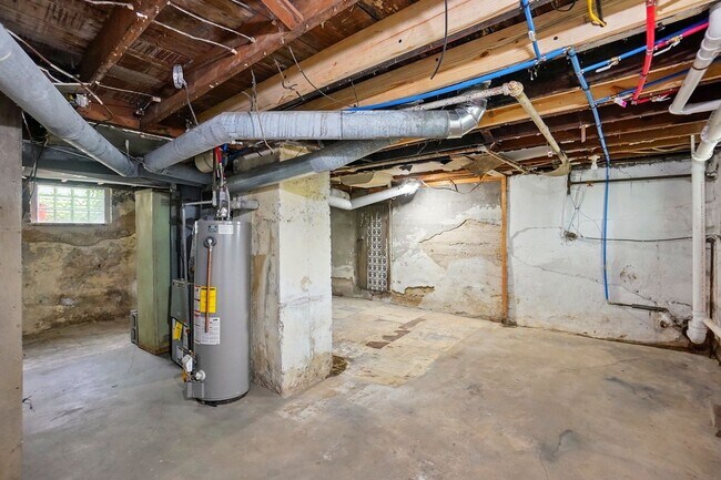 Building Photo - Two Bedroom in Dayton!