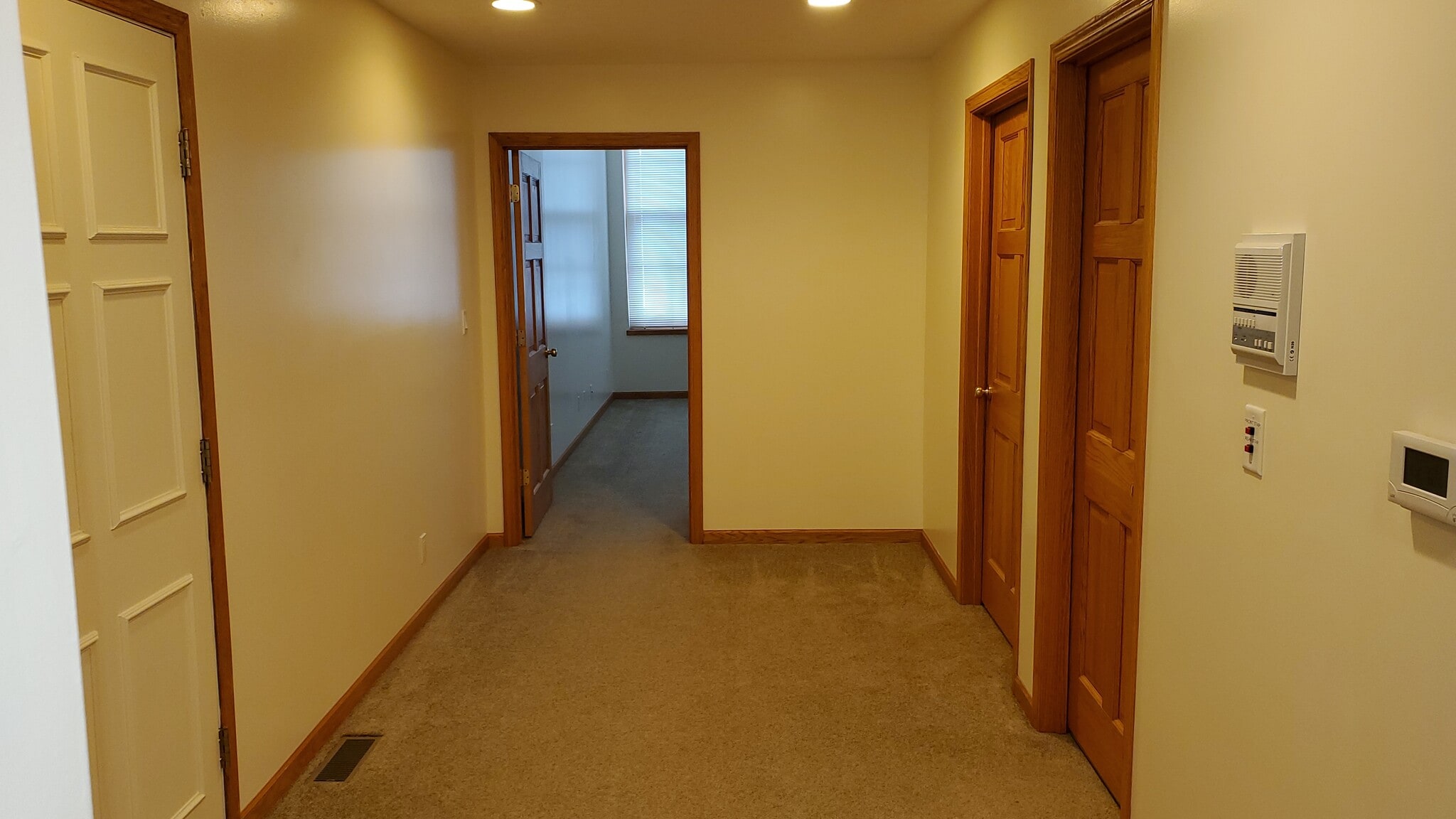 3rd floor hallway looking to front - 808 Main St