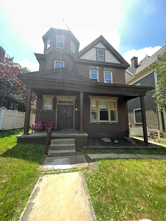 Primary Photo - 522-1 E Chestnut St