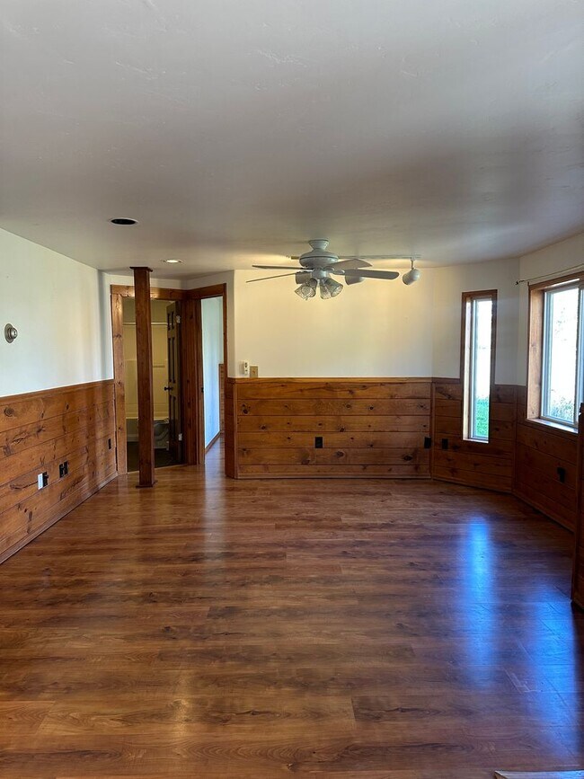 Building Photo - 850 Mountain View Dr