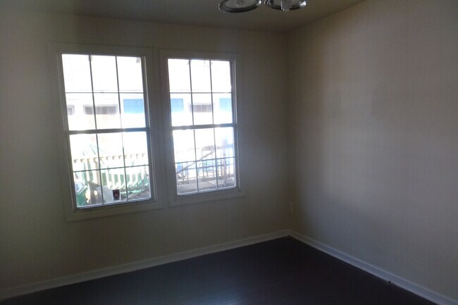 Building Photo - Beautiful 4 Bedroom Home in Enderly Park!