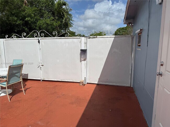 Building Photo - 1230 North Dr