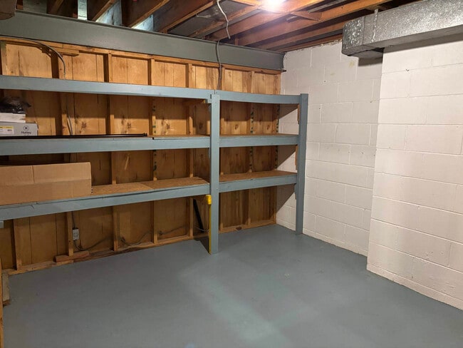 Building Photo - 558 Green Bay Rd