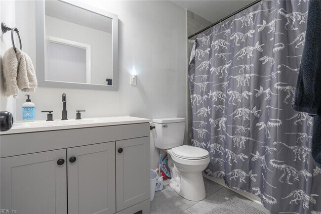 Building Photo - 1217 Lakeview Dr