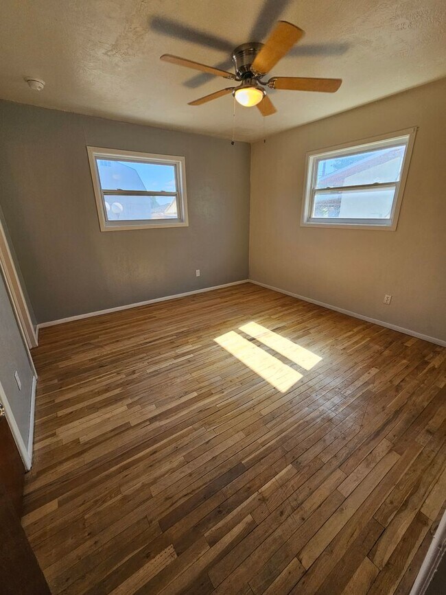 Building Photo - Beautifully maintained 3 bdrm/2 bath with ...