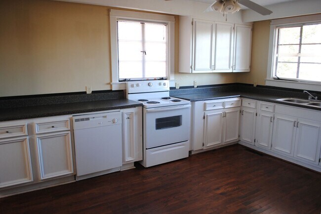 Building Photo - 3BR Brick House