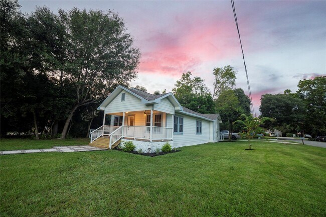 Building Photo - 420 N Live Oak St