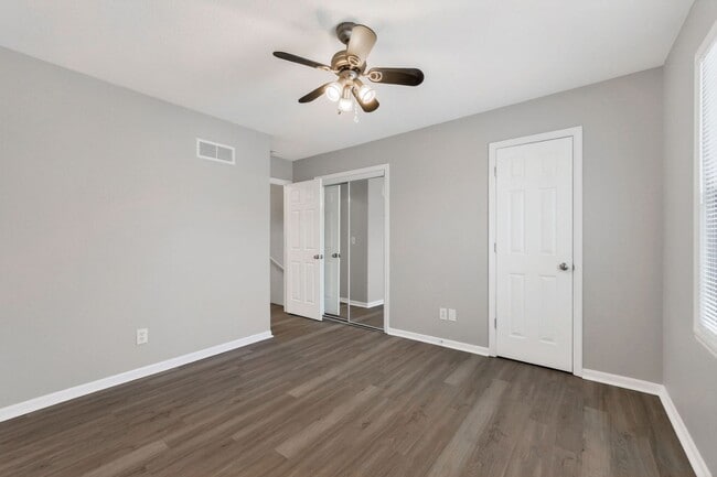 Building Photo - Gorgeous 3/2 townhome in Blue Springs!