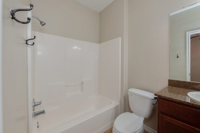 Building Photo - 3 Bed + 3 Bath - Spacious Duplex