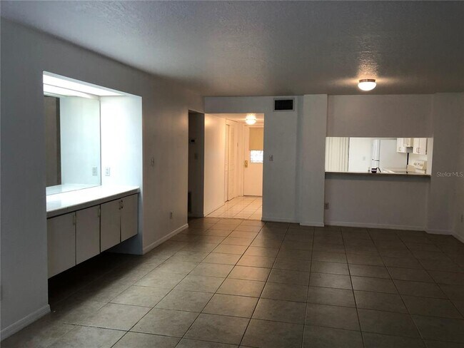 Building Photo - 1055 Kensington Park Dr