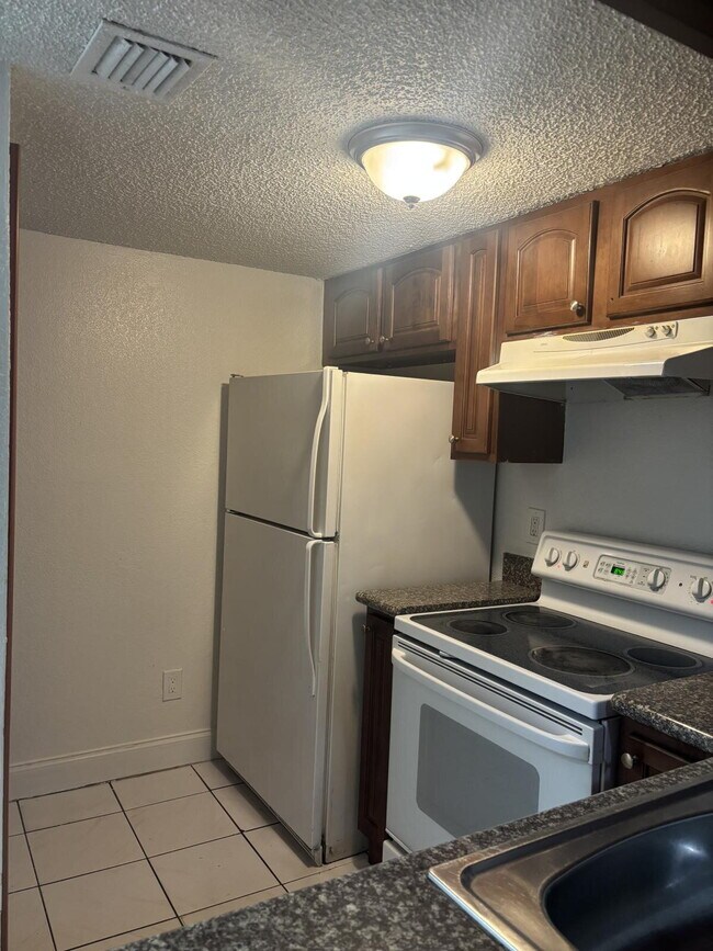 Building Photo - Charming 3 Bedroom 2 Bath