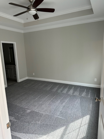 Building Photo - 580 NE Bellingham Dr