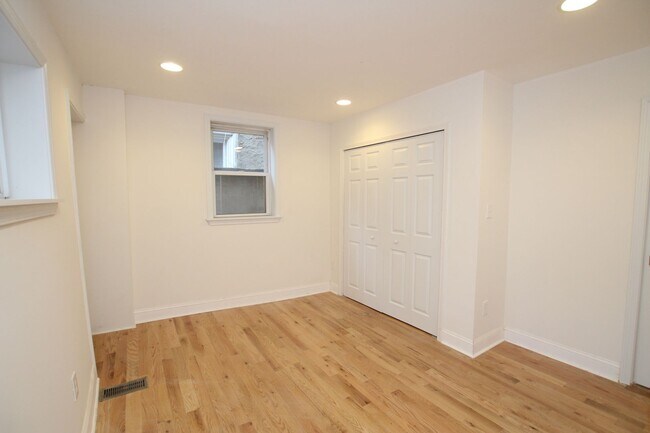 Building Photo - Beautiful newly renovated 2 bedroom in fai...
