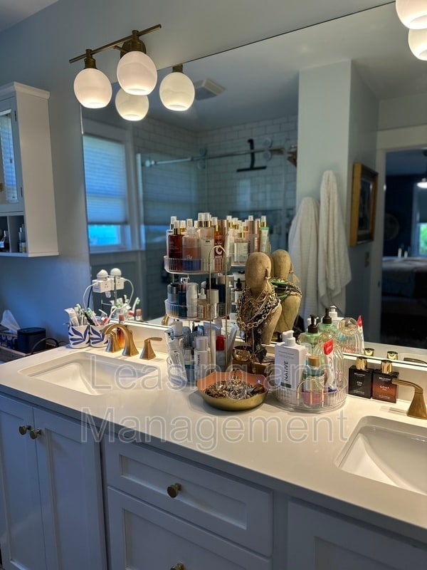 Building Photo - 823 Jordan St