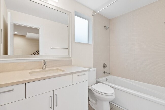 Building Photo - ULTRA-MODERN Townhome w/AC and Views in th...