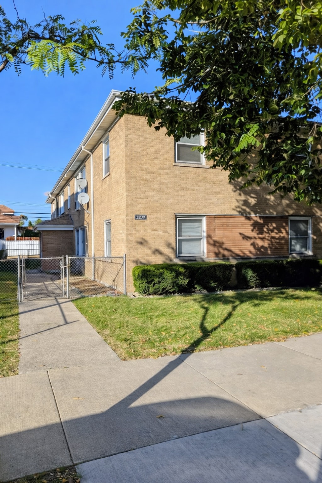Building Photo - 5916 W Montrose Ave