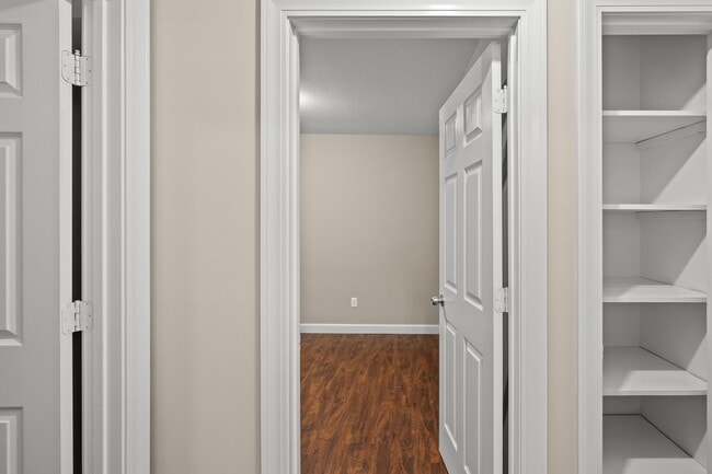 Building Photo - Spacious 1BR/1Bath apartment available Now!