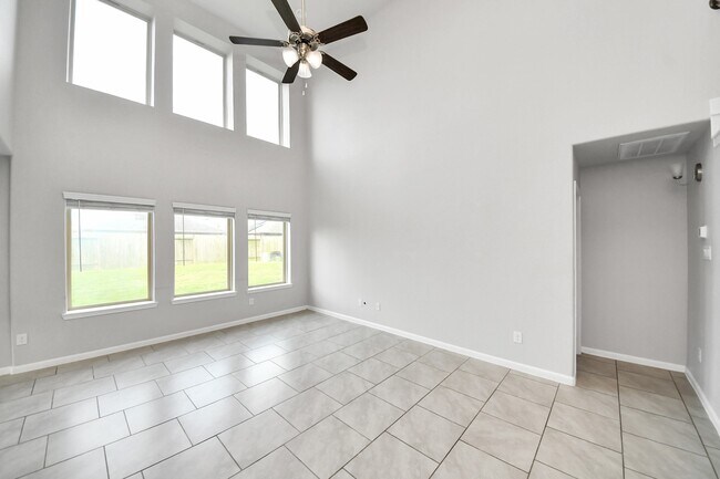 Building Photo - 18319 Pin Oak Lake Dr