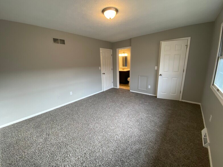 Master Bed - 6036 Applecrest Ct