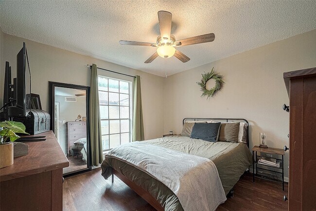 Building Photo - 2120 El Paseo St