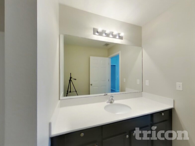 Building Photo - 77013 Birdseye Ct
