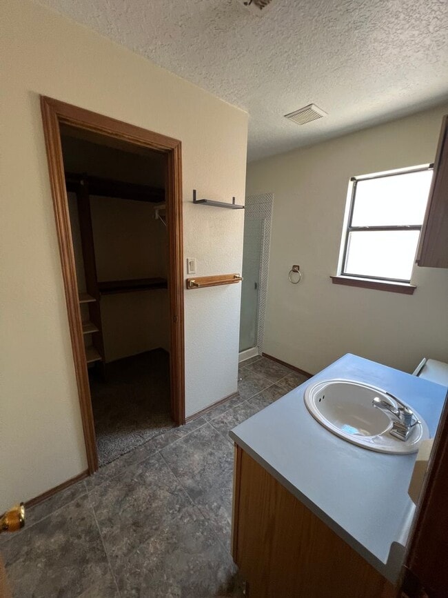 Building Photo - Taylor Ranch 3 Bedrooms 2 Bath 2/CG 1164/sf