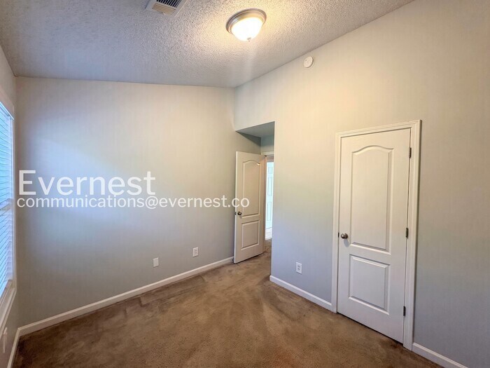 Building Photo - 8643 Thomas Ln