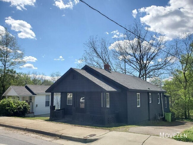 Building Photo - 1710 Oakwood Ave