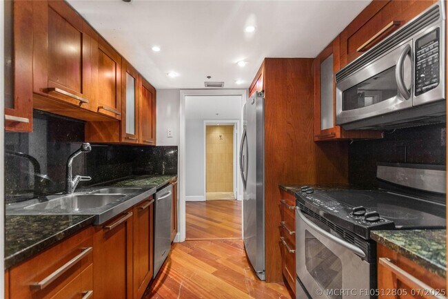 Building Photo - 1717 N Bayshore Dr