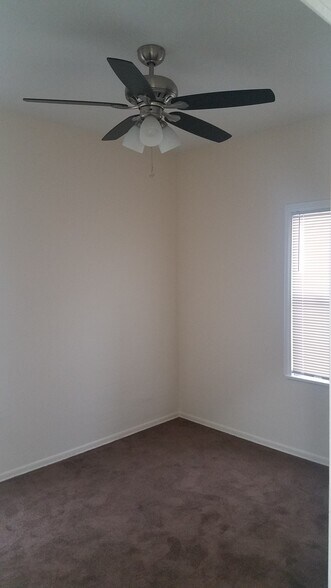 Bedroom - 3915 E Mayfield St