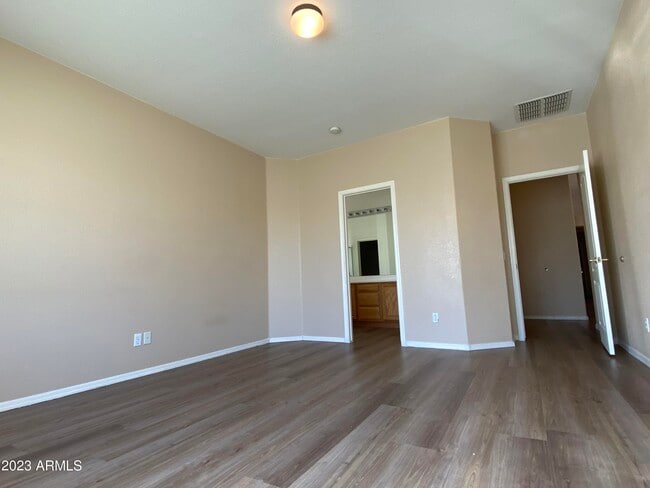 Building Photo - 517 S 115th Dr