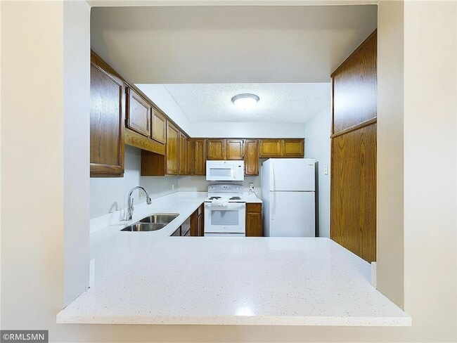 Building Photo - 9343 Ranchview Ln N