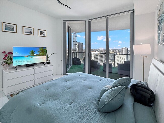 Building Photo - 851 NE 1st Ave