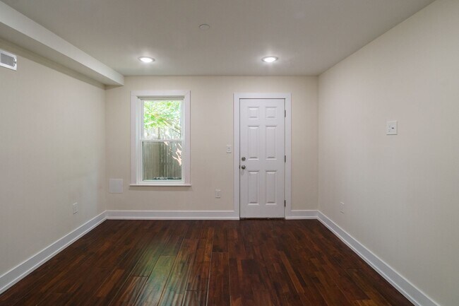 Building Photo - 1220 LeCount St