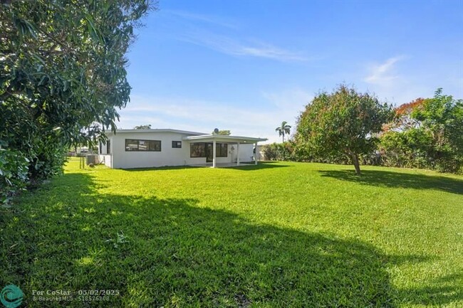Building Photo - 315 E Jasmine Dr