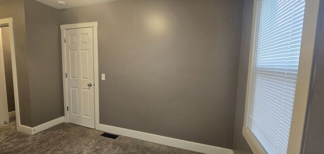 Building Photo - 1590 W. Waggoner-- 2 bed, 1 bath