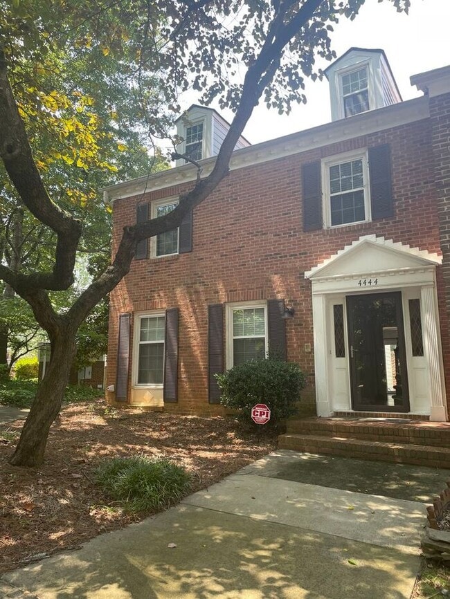Building Photo - Beautiful 3-bedroom, 2.5 bath townhome in the highly desirable Governors Square subdivision.