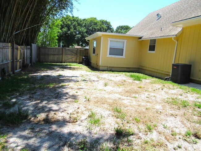 Building Photo - 5310 Palm Dr