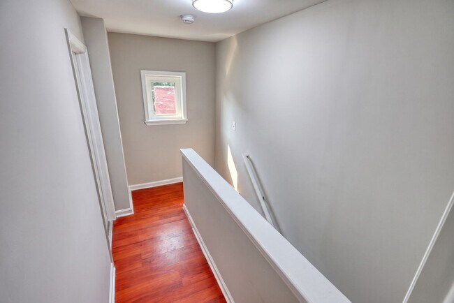 Building Photo - Fully Renovated 3 Bedroom, 2 Bathroom Townhouse