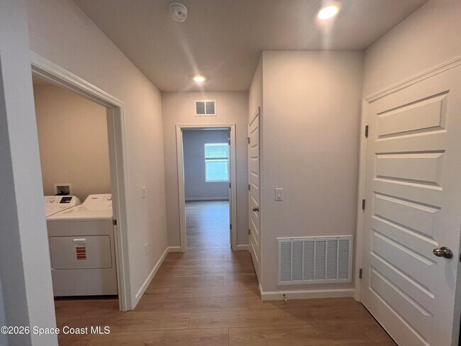 Building Photo - 1493 Garabaldi Cir SE