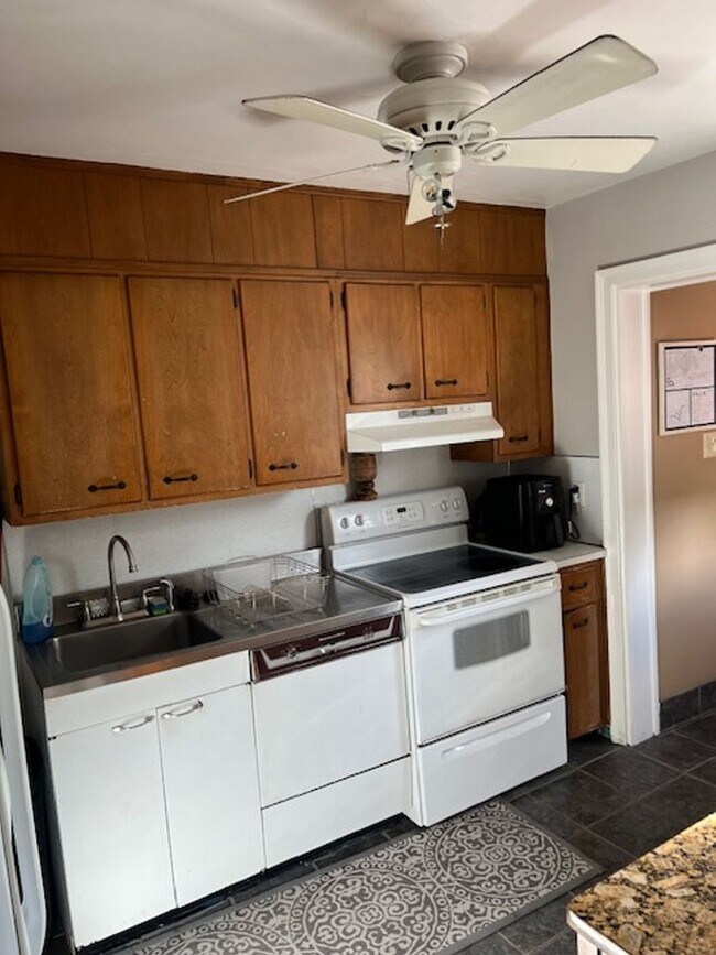 Building Photo - Stunning Mount Penn Home For Rent