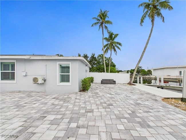 Building Photo - 567 13th St N