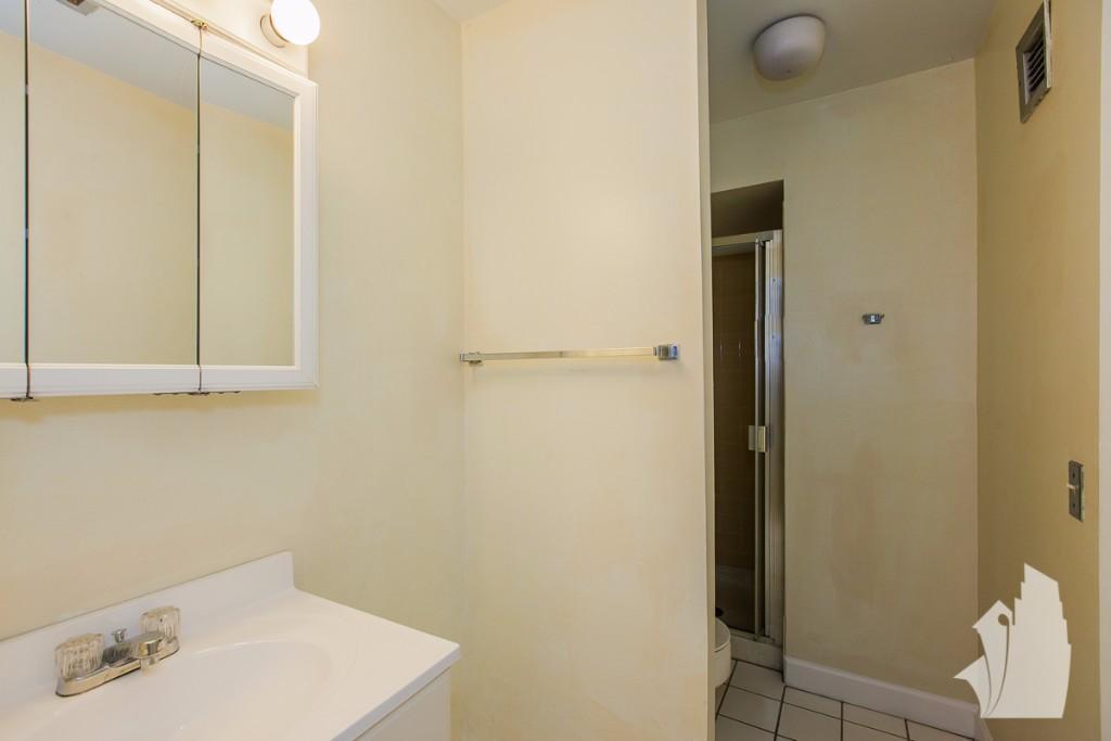 Building Photo - 1220 N La Salle Dr