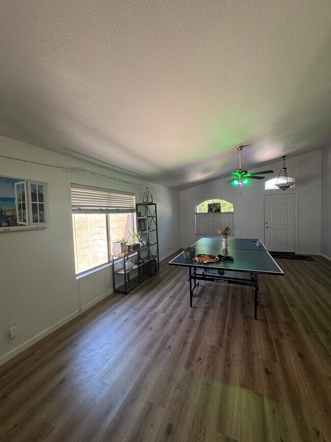 Building Photo - 8937 W Lone Cactus Dr