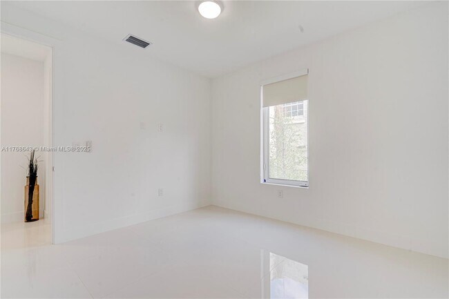 Building Photo - 1805 NW 22nd Ct